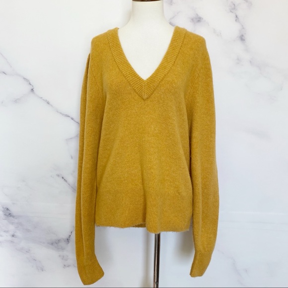 SOLD Madewell Westgate V-Neck Sweater in Coziest Yarn - Picture 4 of 14